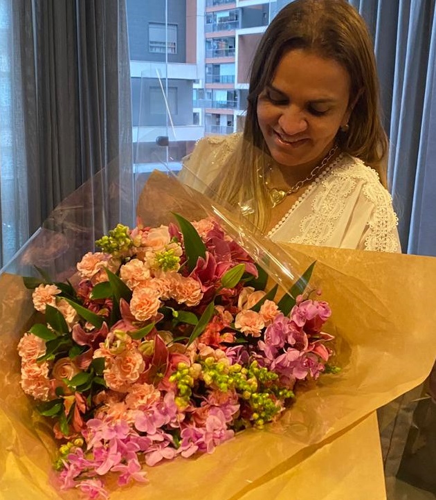 Andrea Velame com flores de André Pedroso        